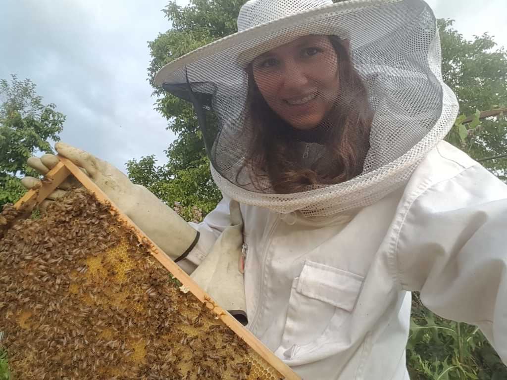 Imkerin Carina Mitterhofer bei der Arbeit